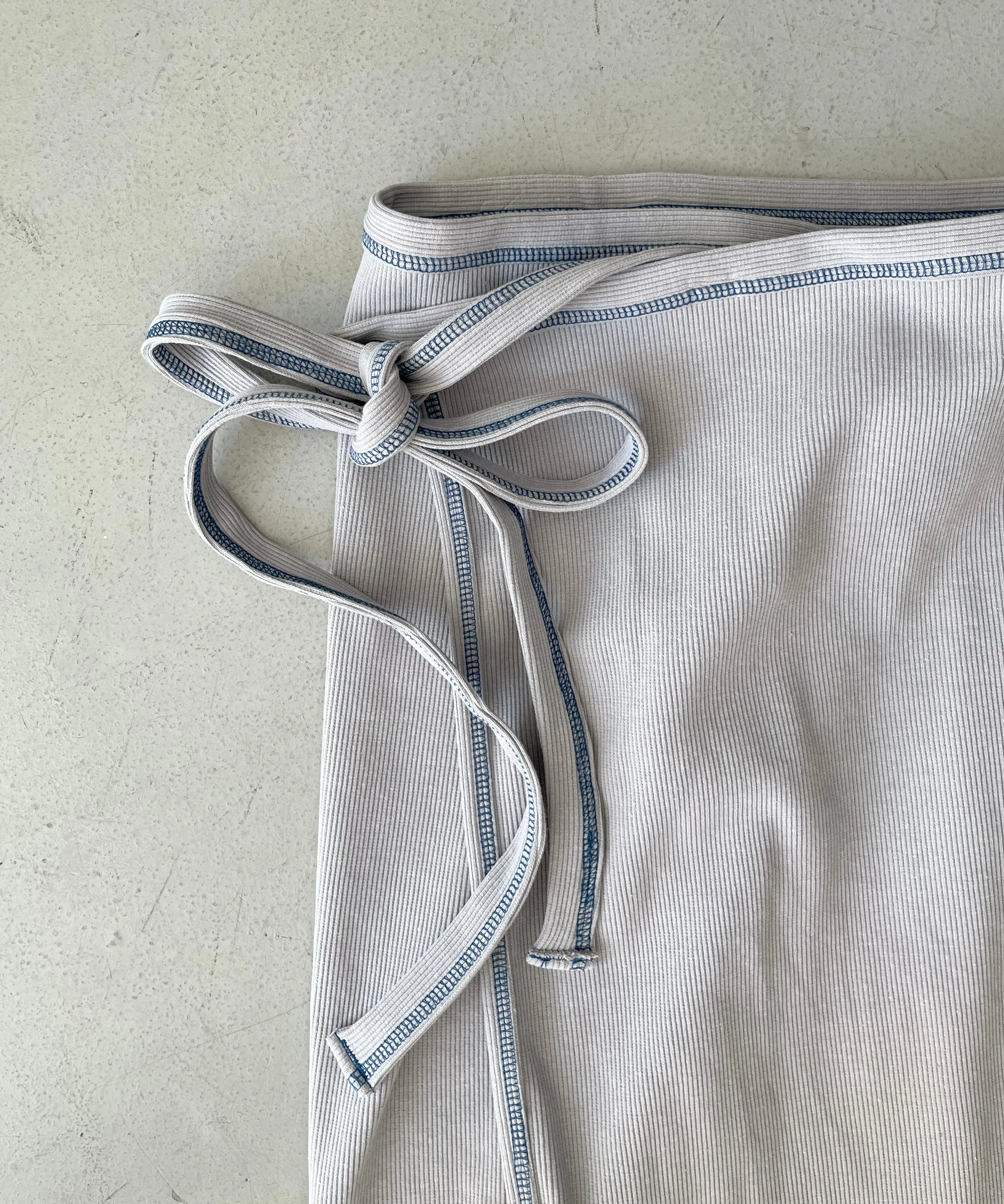 BASERANGE GARBLE WRAP SKIRT "GREY"